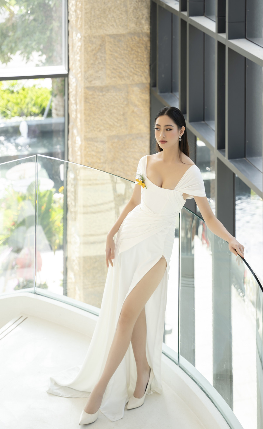 Nhan sắc xinh đẹp và đôi chân dài 1m22 của Hoa hậu Lương Thùy Linh khiến người hâm mộ khó rời mắt khi cô nàng diện bộ trang phục này.