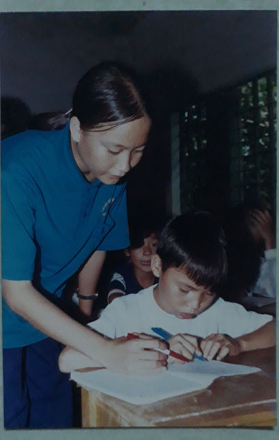 Tác giả trong một buổi lên lớp “xóa mù” năm 2000 tại xã Suối Rao, huyện Châu Đức, tỉnh Bà Rịa - Vũng Tàu. (Ảnh do tác giả cung cấp)