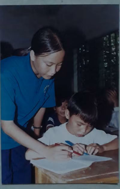 Tác giả trong một buổi lên lớp “xóa mù” năm 2000 tại xã Suối Rao, huyện Châu Đức, tỉnh Bà Rịa - Vũng Tàu. (Ảnh do tác giả cung cấp)