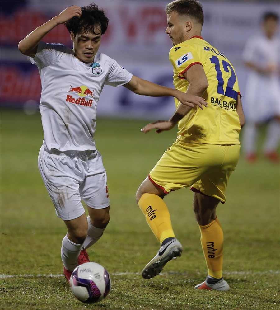 Văn Toàn ghi bàn quyết định giúp Hoàng Anh Gia Lai có chiến thắng 2-1. Ảnh: Anh Duy.