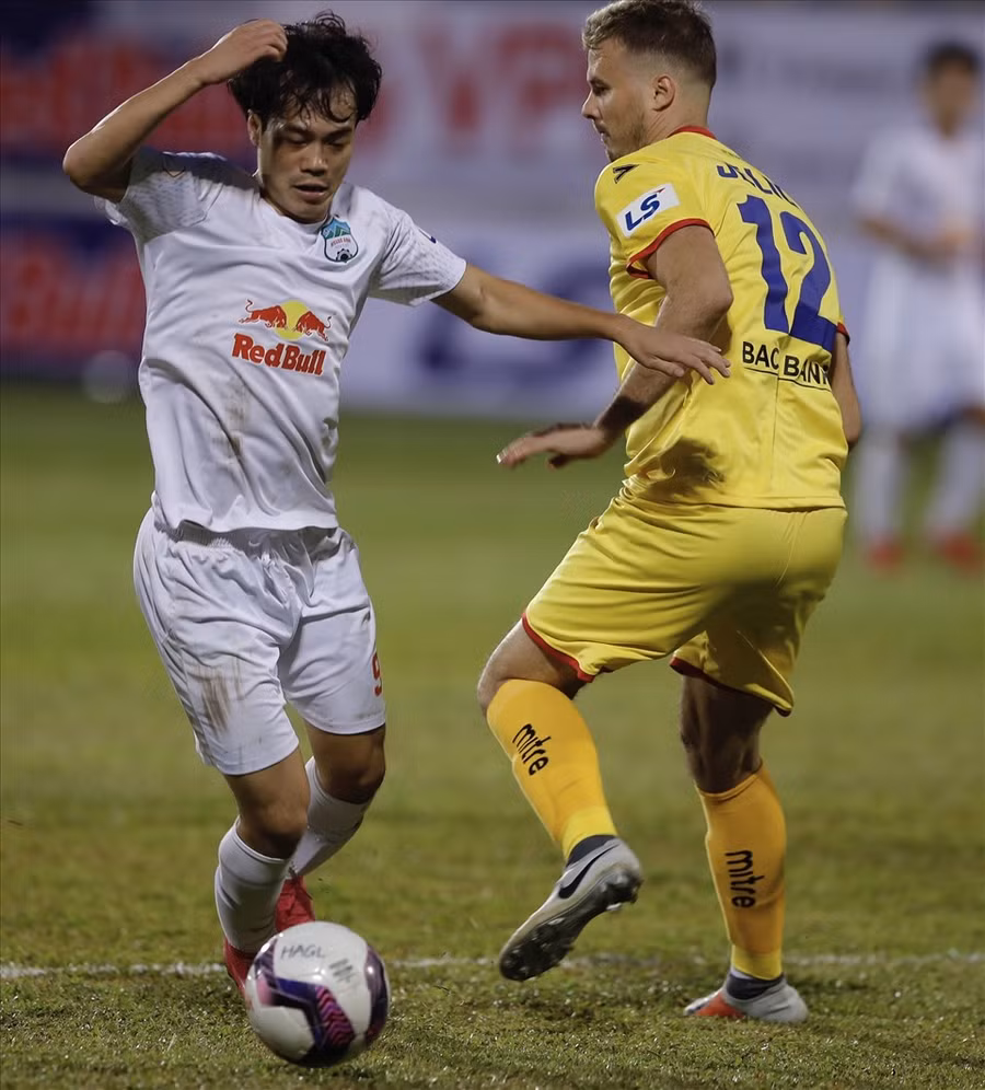 Văn Toàn ghi bàn quyết định giúp Hoàng Anh Gia Lai có chiến thắng 2-1. Ảnh: Anh Duy.