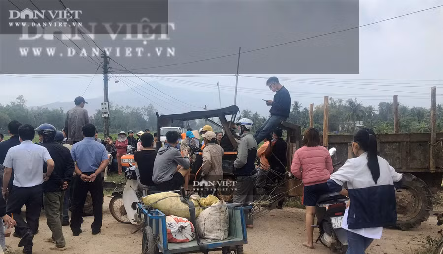 Nhiều người dân ở xã Mỹ Hiệp tụ tập, chặn xe vào dự khánh thành Nhà máy điện mặt trời Mỹ Hiệp.