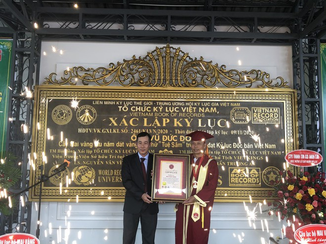  Anh Vũ Đức Đông (phải) nhận bằng xác lập kỷ lục “Cây mai vàng lâu năm dát vàng 2 chữ tuệ - sâm - ẢNH: THIÊN LỘC