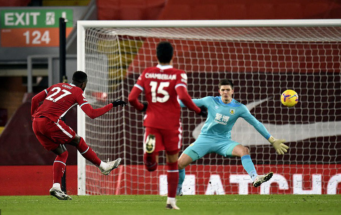 Divock Origi sút bóng dội xà ngang