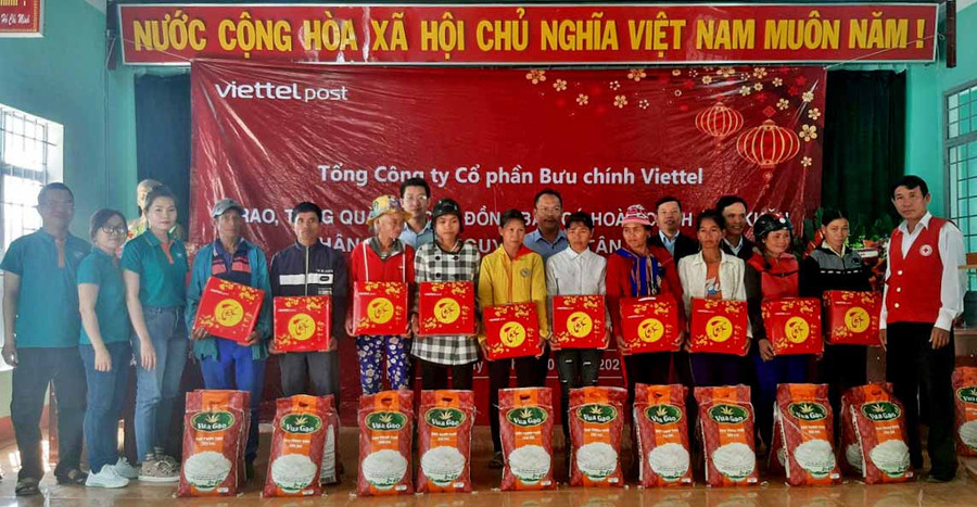 Tặng quà Tết cho các đối tượng khó khăn xã Chư Krey. Ảnh; Hồng Ngọc