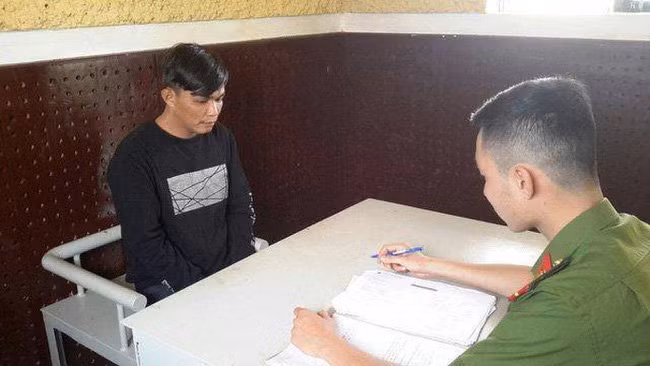 Phạm Ngọc Tuấn tại cơ quan công an.