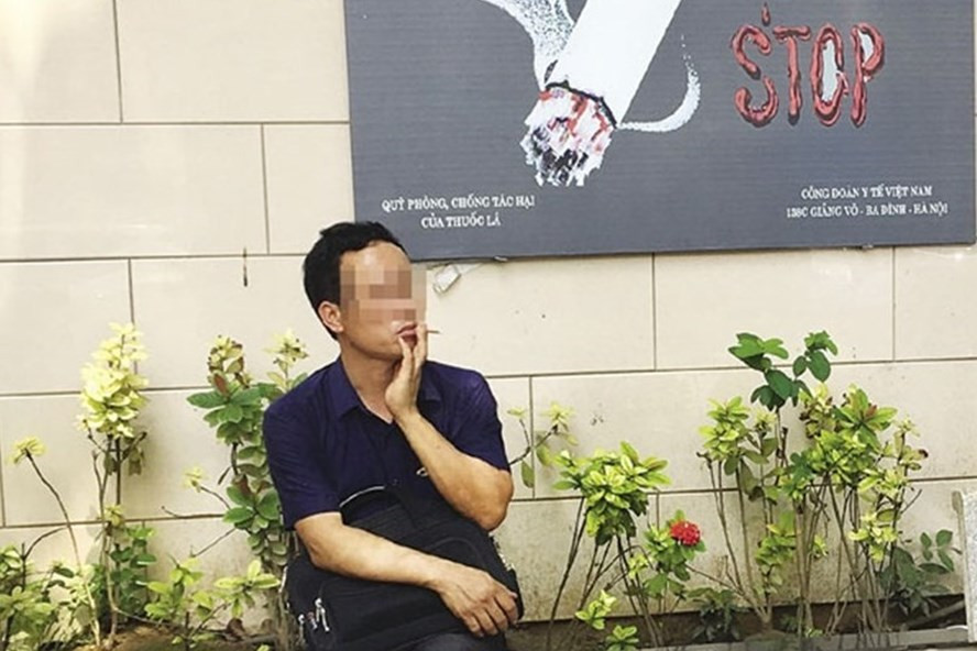 Hút thuốc lá nơi bị cấm sẽ bị phạt hành chính tới 500.000 đồng. Ảnh T.A Hút thuốc lá nơi bị cấm sẽ bị phạt hành chính tới 500.000 đồng. Ảnh T.A