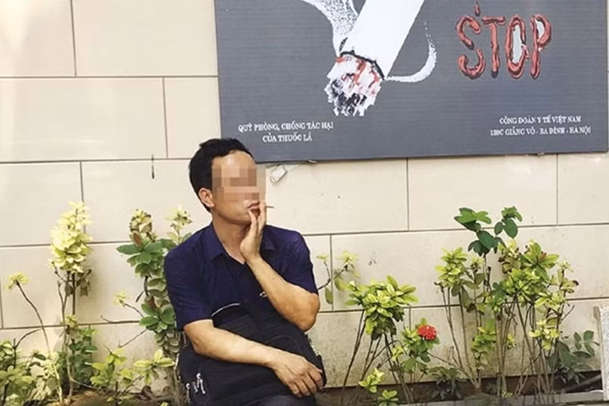 Hút thuốc lá nơi bị cấm sẽ bị phạt hành chính tới 500.000 đồng. Ảnh T.A