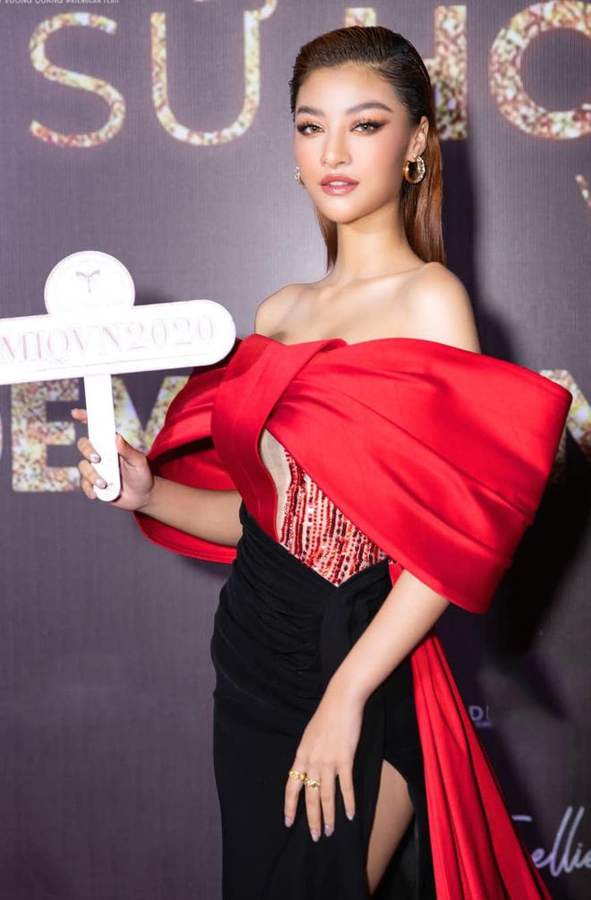 Á hậu Kiều Loan diện thiết kế nổi bật với chi tiết nơ bản to. Người đẹp đảm nhận vai trò huấn luyện viên tại đấu trường nhan sắc này ẢNH: BTC