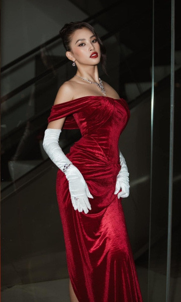 Nổi bật không kém Ngọc Trinh, Hoa hậu Trần Tiểu Vy diện váy nhung đỏ trễ vai quyến rũ.
