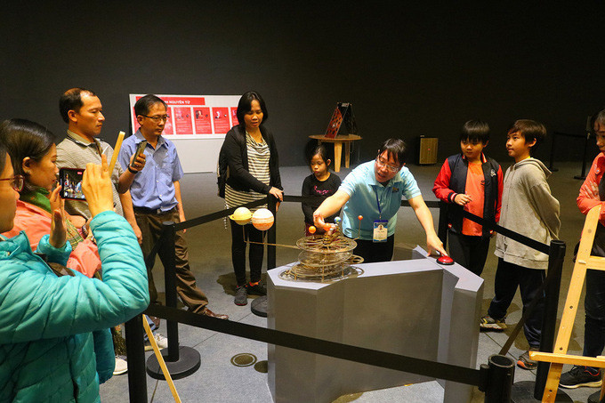 Du khách tìm hiểu về hệ mặt trời. Ảnh: Nguyễn Bá Tuyên