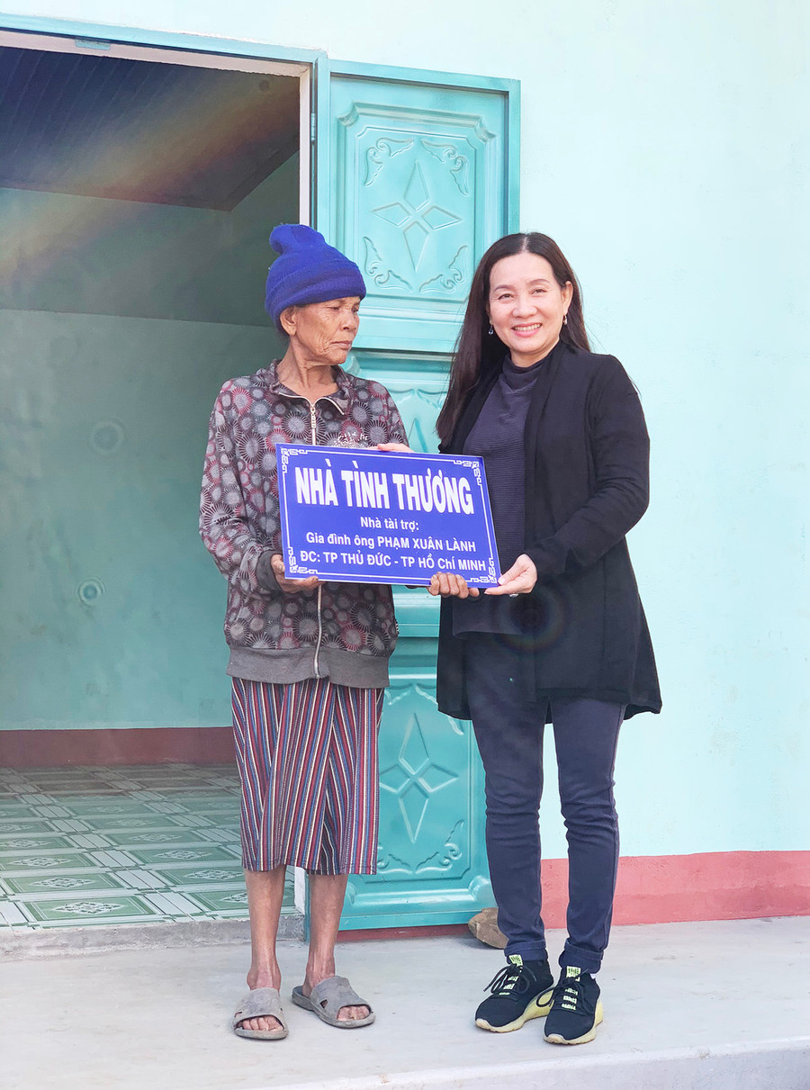 Đại diện gia đình ông Phạm Xuân Lành (TP. Thủ Đức, TP. Hồ Chí Minh) trao nhà tình thương cho bà Jơi. Ảnh: Hà Phương  Đại diện gia đình ông Phạm Xuân Lành (TP. Thủ Đức) TP. Hồ Chí Minh trao Nhà tình thương cho bà Jơi. Ảnh: Hà Phương
