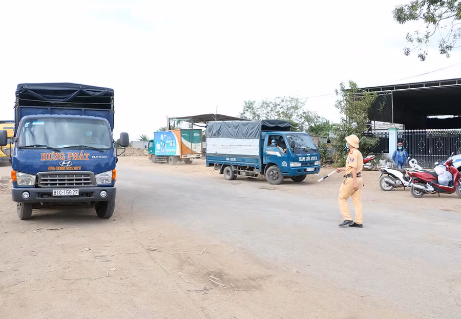 Tất cả các phương tiện đi qua địa bàn Ayun Pa phải dừng lại kiểm tra thông tin, khai báo y tế. Ảnh: Quang Tấn Tất cả các phương tiện đi qua địa bằng Ayun Pa phải dừng lại kiểm tra thông tin, khai báo y tế. Ảnh: Quang Tấn