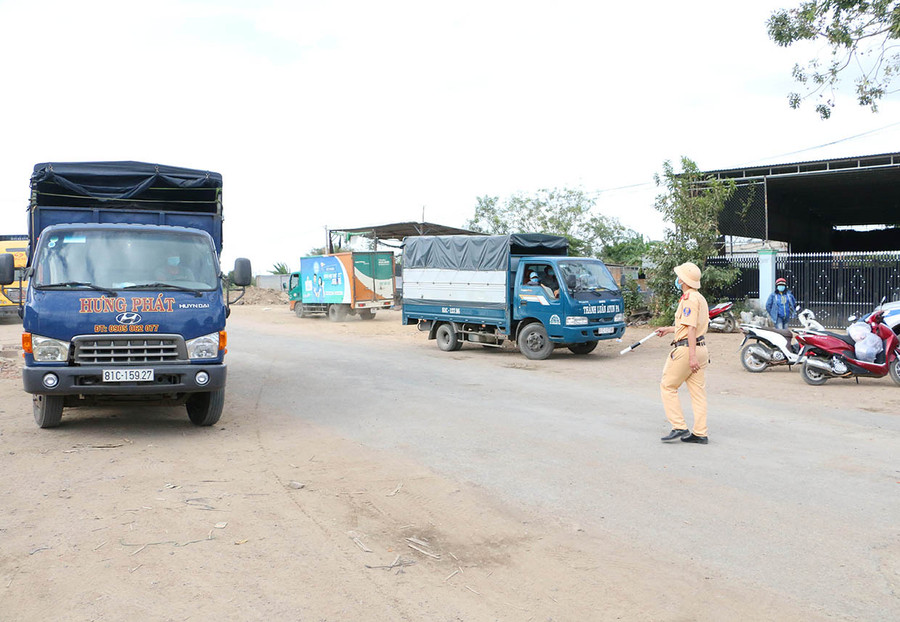 Tất cả các phương tiện đi qua địa bàn Ayun Pa phải dừng lại kiểm tra thông tin, khai báo y tế. Ảnh: Quang Tấn Tất cả các phương tiện đi qua địa bằng Ayun Pa phải dừng lại kiểm tra thông tin, khai báo y tế. Ảnh: Quang Tấn