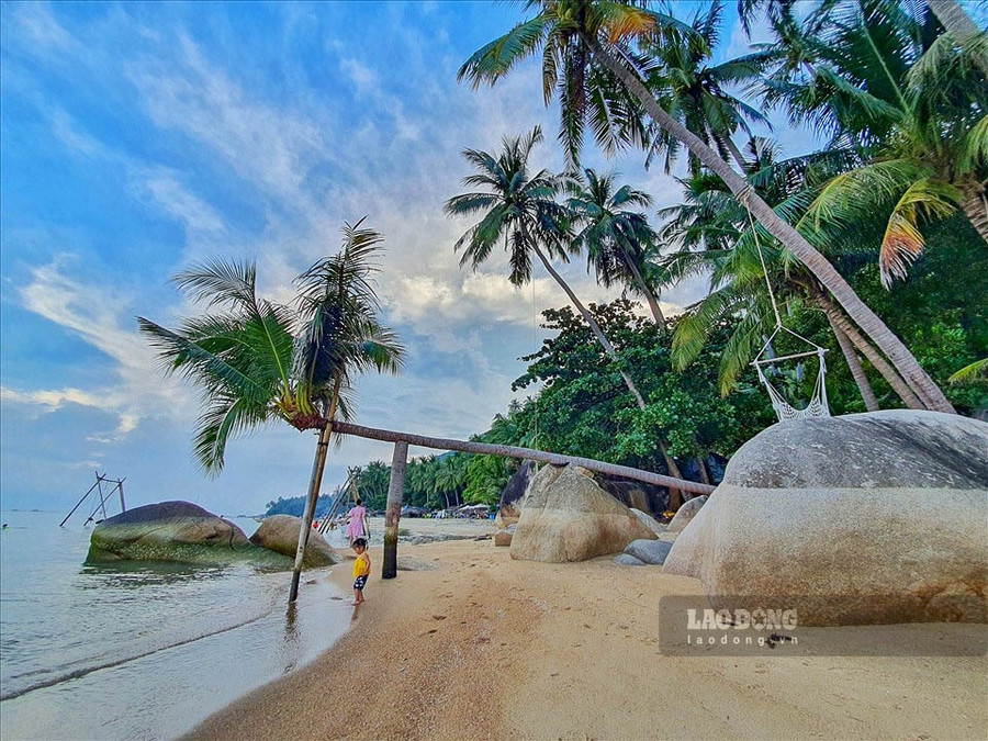 Hòn Sơn còn có 5 bãi biển và 1 ghềnh đá hoang sơ, trong đó Bãi Bàng có phong cảnh đẹp nhất. Bất kì du khách nào đến Hòn Sơn cũng phải ghi lại hình ảnh đẹp với những cây dừa nghiêng phủ bóng mát xuống bãi cát trắng. Chị Mai Như Ngọc, 1 du khách cho biết: “Cả gia đình và bạn bè tôi cùng chọn đi du lịch Hòn Sơn vào những ngày nghỉ đầu năm. Không nổi tiếng như Phú Quốc nhưng tôi thấy bãi biển và cảnh vật ở đây lại có sức hút kì lạ, 1 nét đẹp rất khác không lẫn với những hòn đảo mà tôi đã từng đi”.