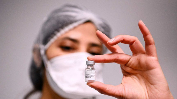 Úc đang tìm kiếm thêm thông tin về loại vắc-xin Covid-19 do 2 công ty Pfizer (Mỹ) và BioNTech (Đức) hợp tác sản xuất. Ảnh: AP Úc đang tìm kiếm thêm thông tin về loại vắc-xin Covid-19 do 2 công ty Pfizer (Mỹ) và BioNTech (Đức) hợp tác sản xuất. Ảnh: AP