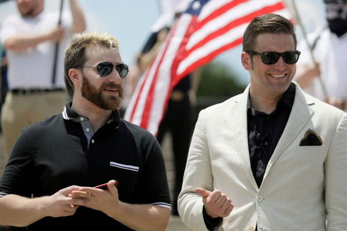 Tim Gionet (trái) nói chuyện với Richard Spencer - một người theo phong trào Người da trắng thượng đẳng - trước một cuộc biểu tình ở Washington năm 2017. Ảnh: Reuters