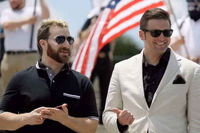  Tim Gionet (trái) nói chuyện với Richard Spencer - một người theo phong trào Người da trắng thượng đẳng - trước một cuộc biểu tình ở Washington năm 2017. Ảnh: Reuters