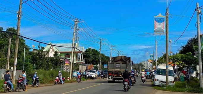 Người dân nhốn nháo tại hiện trường thời điểm xảy ra vụ việc