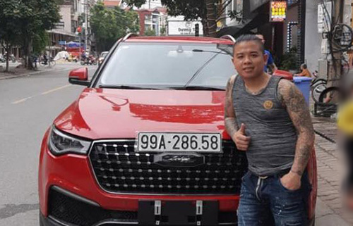 "Thánh chửi" Dương Minh Tuyền cùng chiếc xe 7 chỗ nhãn hiệu Zotye T700