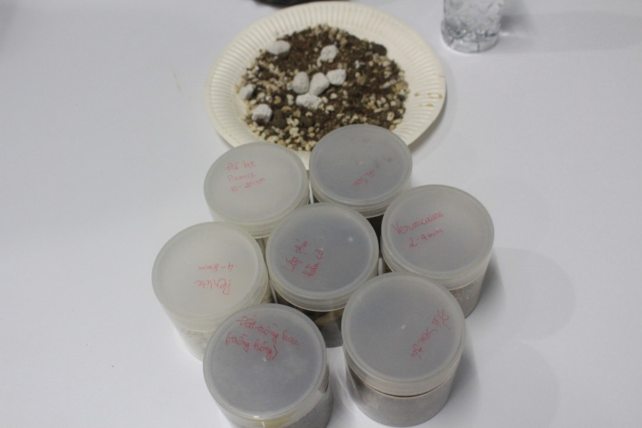 Điểm đặc biệt của đất trồng này là được làm từ phế phẩm nông nghiệp. Cụ thể, các loại phế phẩm nông nghiệp tưởng chừng như bị vứt đi như: vỏ trấu, rau củ quả đã hỏng, phân hữu cơ… được thu gom, dùng vi sinh có lợi để xử lý, tạo điều kiện chuyển hóa thành chất dinh dưỡng. Sau đó, chúng được phối trộn với các thành phần giá thể để làm đất trồng. Điểm đặc biệt của đất trồng này là được làm từ phế phẩm nông nghiệp. Cụ thể, các loại phế phẩm nông nghiệp tưởng chừng như bị vứt đi như: vỏ trấu, rau củ quả đã hỏng, phân hữu cơ… được thu gom, dùng vi sinh có lợi để xử lý, tạo điều kiện chuyển hóa thành chất dinh dưỡng. Sau đó, chúng được phối trộn với các thành phần giá thể để làm đất trồng.