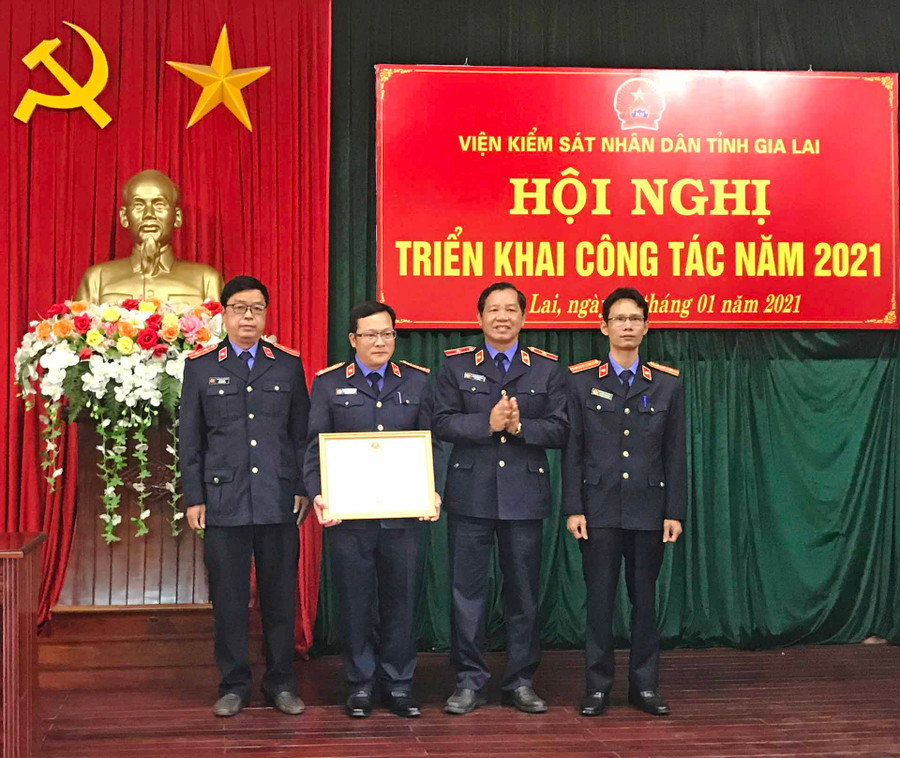 Ông Nguyễn Đình Quang-Viện trưởng Viện kiểm sát nhân dân tỉnh tặng bằng khen của Thủ tướng Chính phủ cho Viện kiểm sát nhân dân tỉnh Gia Lai. Ảnh-R’Ô Hok