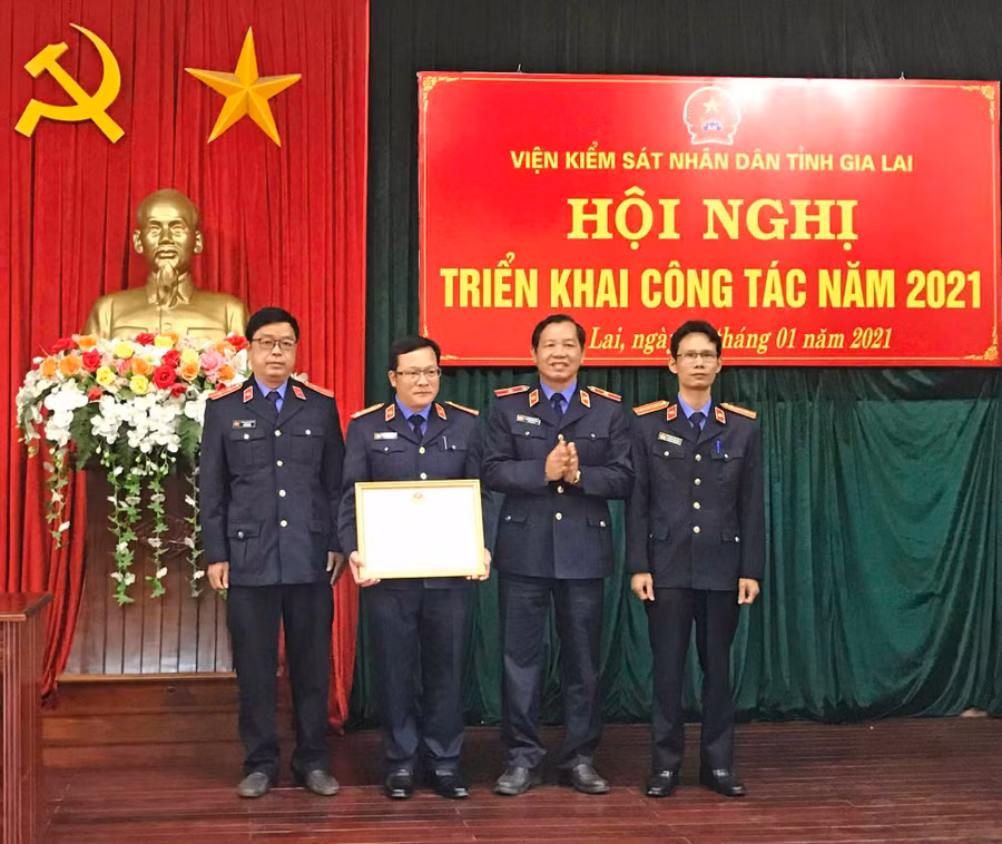Ông Nguyễn Đình Quang-Viện trưởng Viện kiểm sát nhân dân tỉnh tặng bằng khen của Thủ tướng Chính phủ cho Viện kiểm sát nhân dân tỉnh Gia Lai. Ảnh-R’Ô Hok