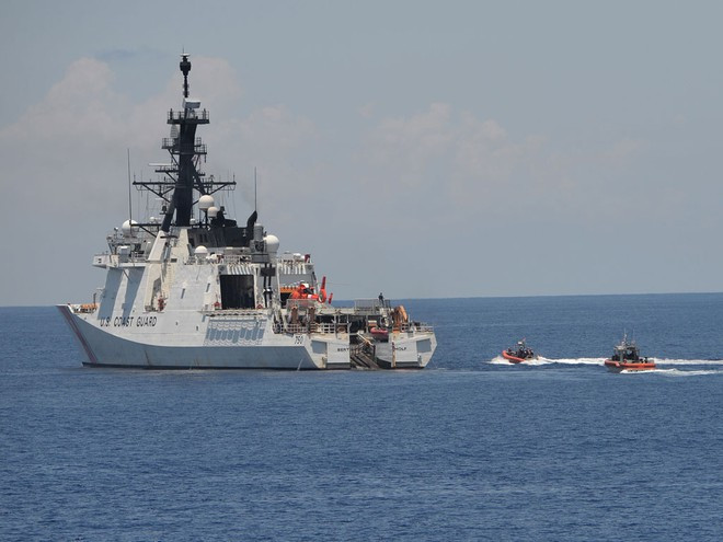 Tàu tuần duyên Mỹ USCGC Bertholf tập trận cùng lực lượng Philippines ở Biển Đông vào tháng 5.2019 - Ảnh: AFP