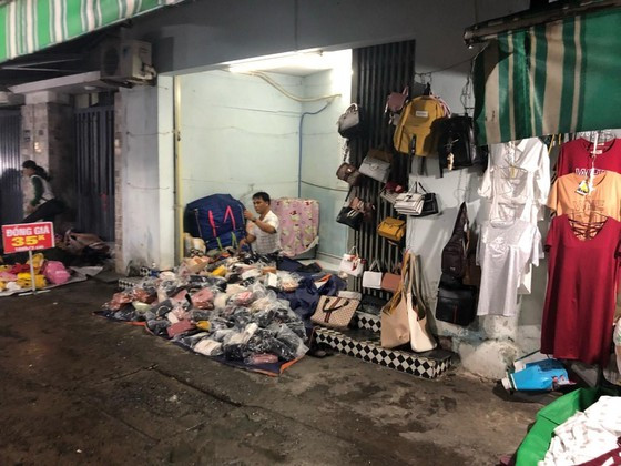 Cảnh nhếch nhác ở chợ đêm Lê Duẩn
