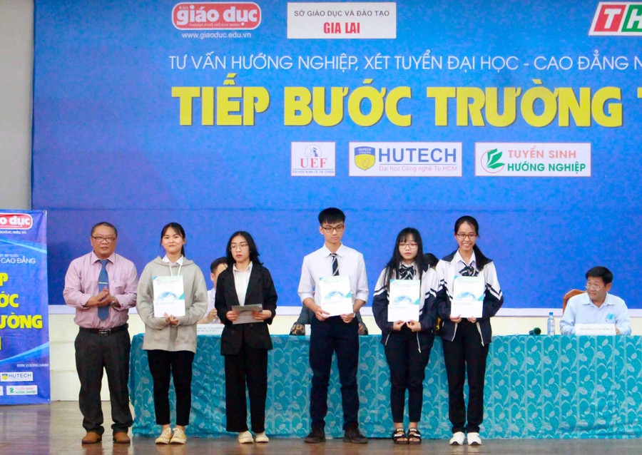 Trường Đại học Công nghiệp TP. Hồ Chí Minh tặng 5 suất học bổng cho học sinh có hoàn cảnh khó khăn. Ảnh: Hồng Thi Trường Đại học Công nghiệp TP. Hồ Chí Minh tặng 5 suất học bổng cho học sinh có hoàn cảnh khó khăn. Ảnh: Hồng Thi.