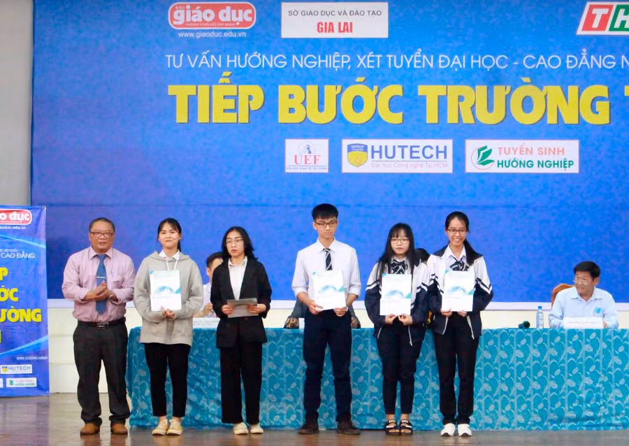 Trường Đại học Công nghiệp TP. Hồ Chí Minh tặng 5 suất học bổng cho học sinh có hoàn cảnh khó khăn. Ảnh: Hồng Thi.
