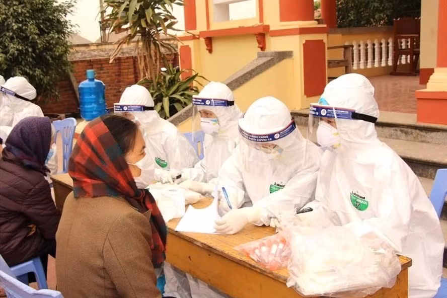 Phó Thủ tướng Vũ Đức Đam chỉ đạo xét nghiệm nhanh để khoanh vùng dập dịch Ảnh LDO