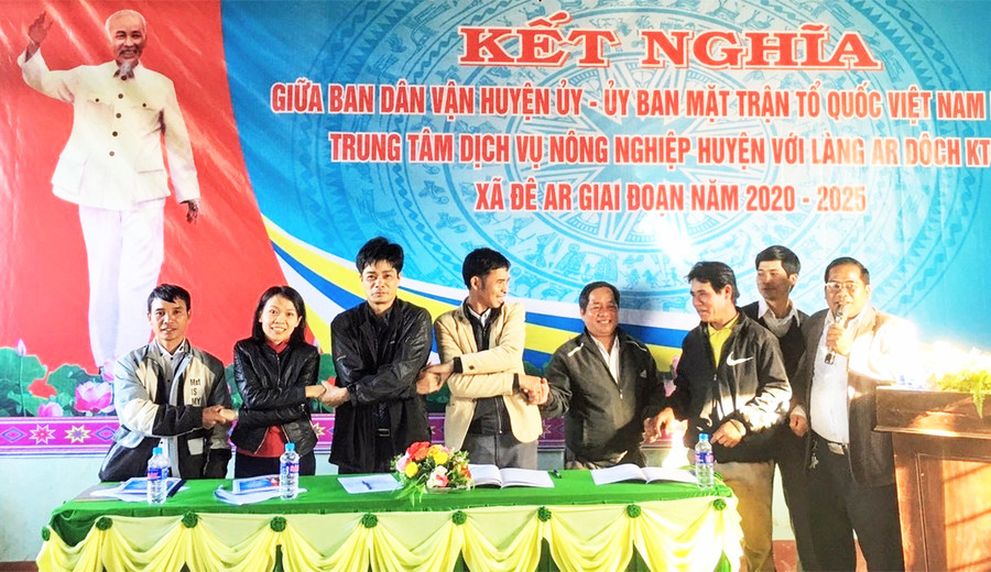 Các cơ quan của huyện Mang Yang kết nghĩa với làng Ar Dôch Ktu, xã Đê Ar. Ảnh: Lê Đại Các cơ quan của huyện Mang Yang kết nghĩa với làng Ar Dôch Ktu (xã Đê Ar, huyện Mang Yang). Ảnh: Lê Đại