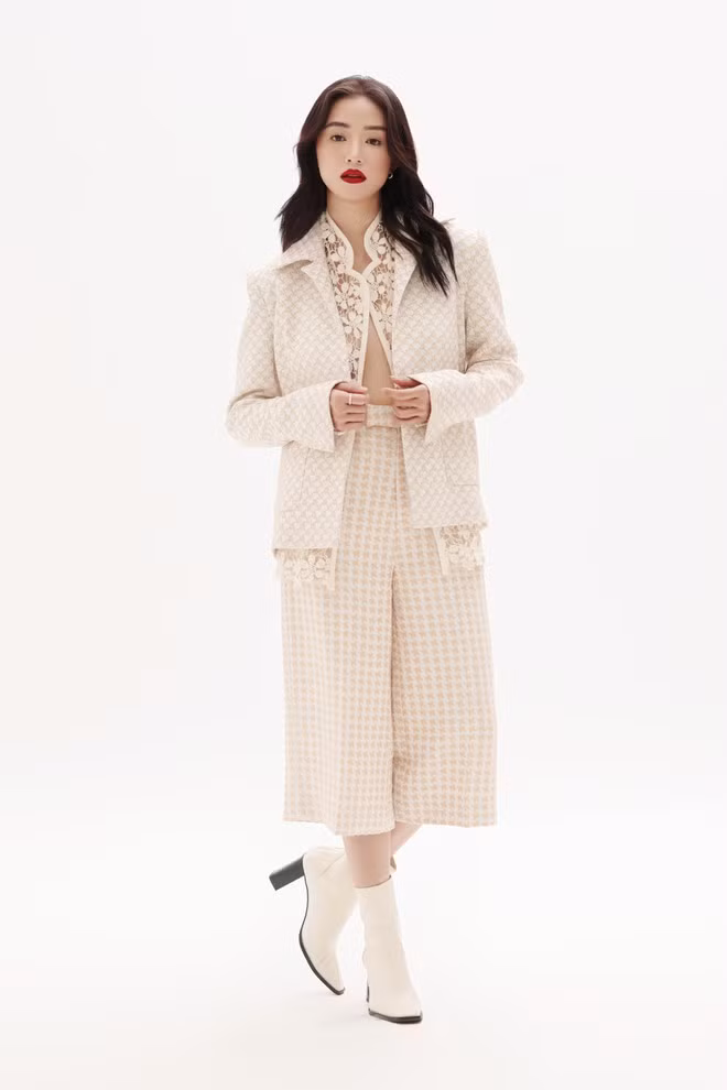 Trong những thiết kế mới nhất, Salim khoe vẻ đẹp quyến rũ với những biểu cảm hờ hững ẢNH: MILOR TRẦN