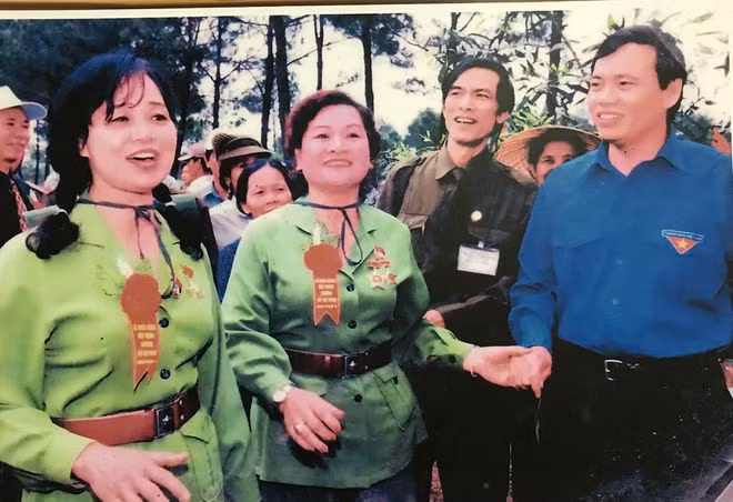 Ông Vũ Trọng Kim (phải) cùng đoàn văn công Tiếng hát át tiếng bom, hát đồng ca tại Quảng Bình năm 2000. ẢNH: NVCC