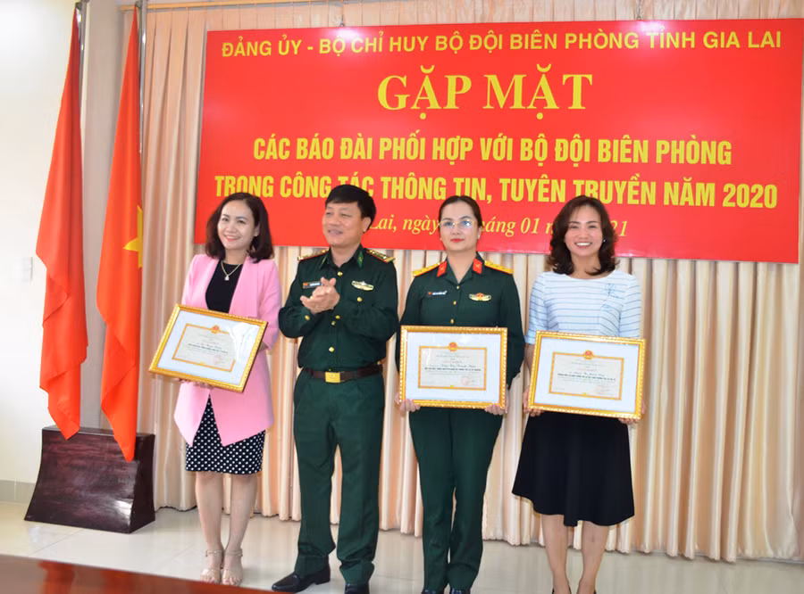 Tặng giấy khen cho các phóng viên thực hiện tốt công tác tuyên truyền. Ảnh: Vĩnh Hoàng