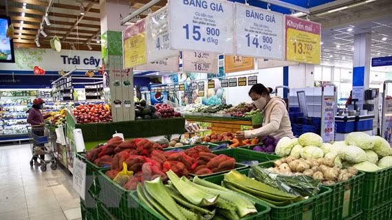 Siêu thị Co.op Mart Rạch Giá, Kiên Giang bán lẻ nhiều loại hàng hóa phục vụ nhu cầu thiết yếu của người dân. (Ảnh: Hồng Đạt/TTXVN)
