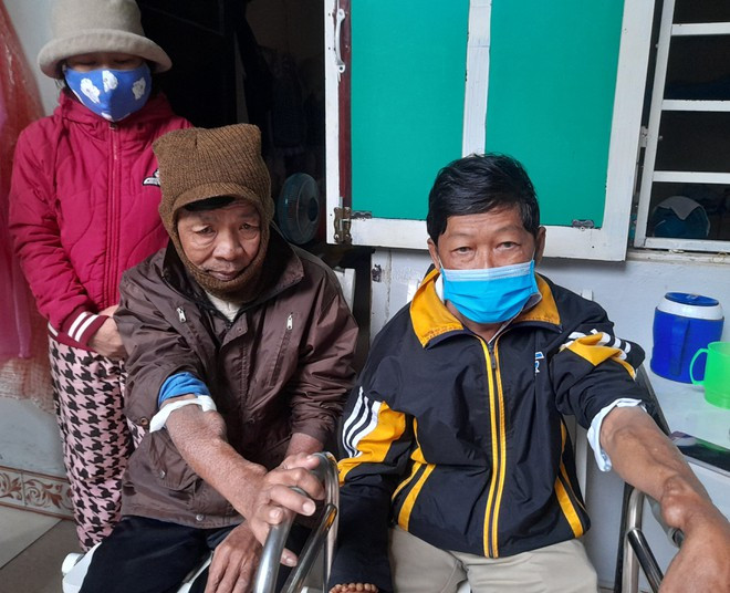 Ông Sanh (phải) và ông Phúc kể lại cú hút chết vì biến chứng tim và cú ngã sau khi thay 2 khớp háng