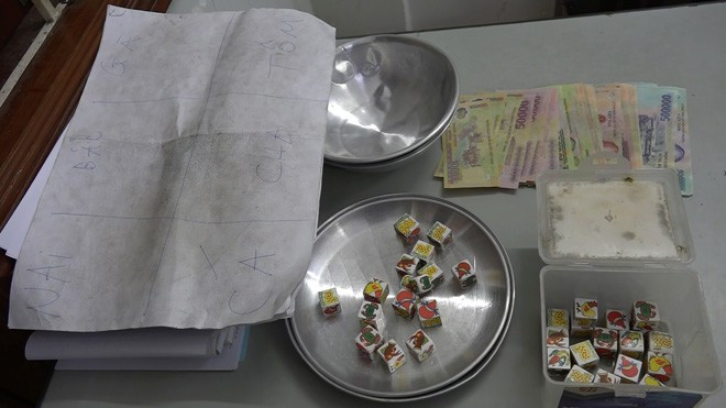 Tang vật đánh bạc bị công an tạm giữ - ẢNH: TRỊ BÌNH