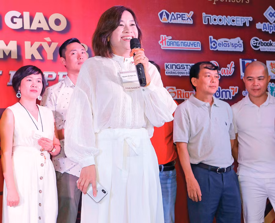 Nữ doanh nhân Nguyễn Hồ Ngọc Thi tại lễ bàn giao Chủ tịch BNI Connect Chapter (ảnh nhân vật cung cấp).