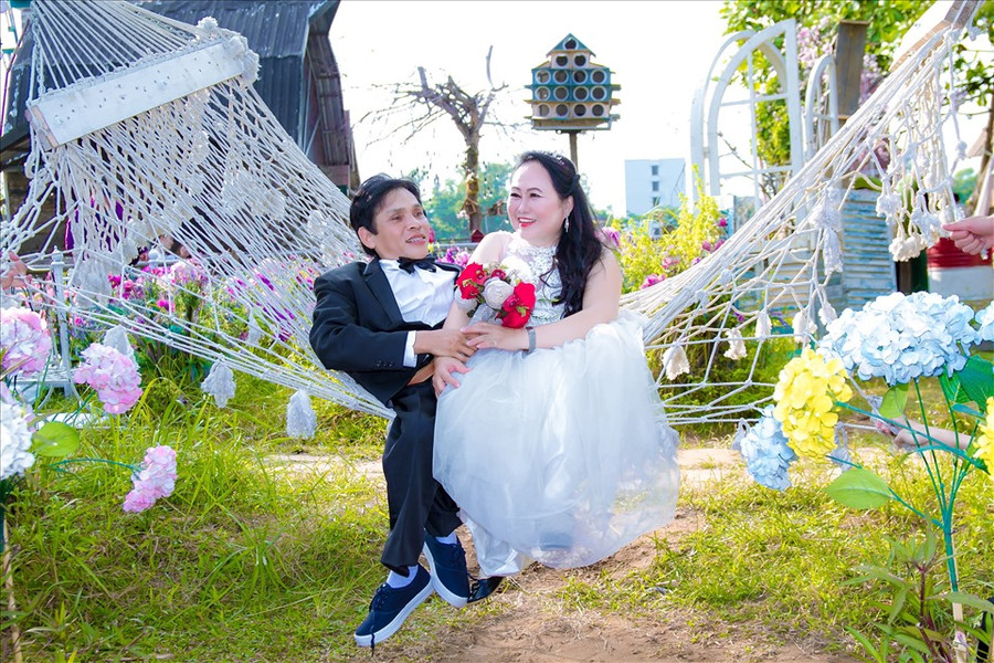 Những bức ảnh cưới của chị Nhánh và anh Nguyên. Ảnh: NVCC Những bức ảnh cưới của chị Nhánh và anh Nguyên. Ảnh: NVCC