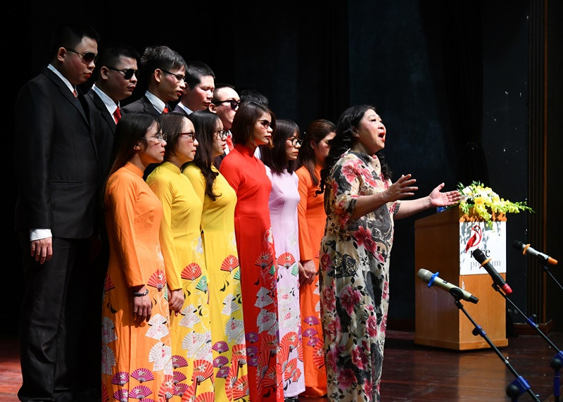 Nghệ sĩ opera Xuân Thanh, lĩnh xướng trong tiết mục của hợp ca Hy vọng.