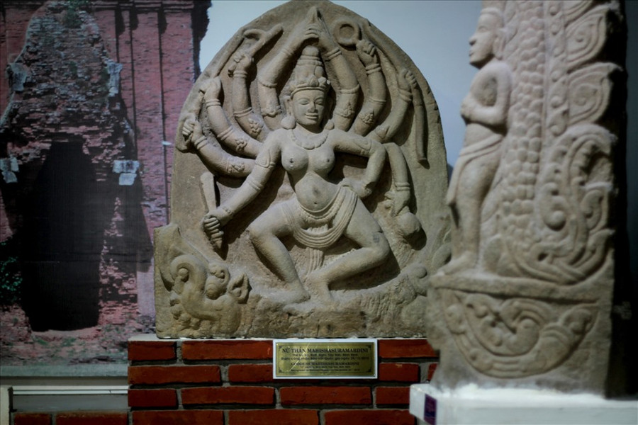 Tác phẩm này thuộc giai đoạn đầu chuyển tiếp giữa phong cách Trà Kiệu sang phong cách Bình Định (XI-XII), họa tiết trang trí mượt mà, uyển chuyển, sống động như thực. Chiếc mũ đội đầu của nữ thần còn mang dáng dấp của phong cách Trà Kiệu… Phù điêu này cùng với bức phù điêu thần Brahma đã được đưa đi trưng bày tại Bỉ. Ảnh: N.T