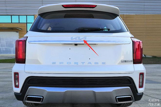 Phần đuôi xe gần như giống hệt với đàn anh KIA Sorento