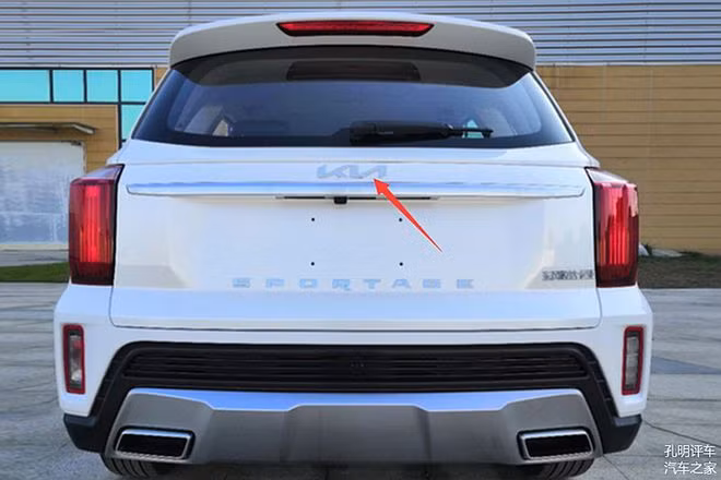 Phần đuôi xe gần như giống hệt với đàn anh KIA Sorento