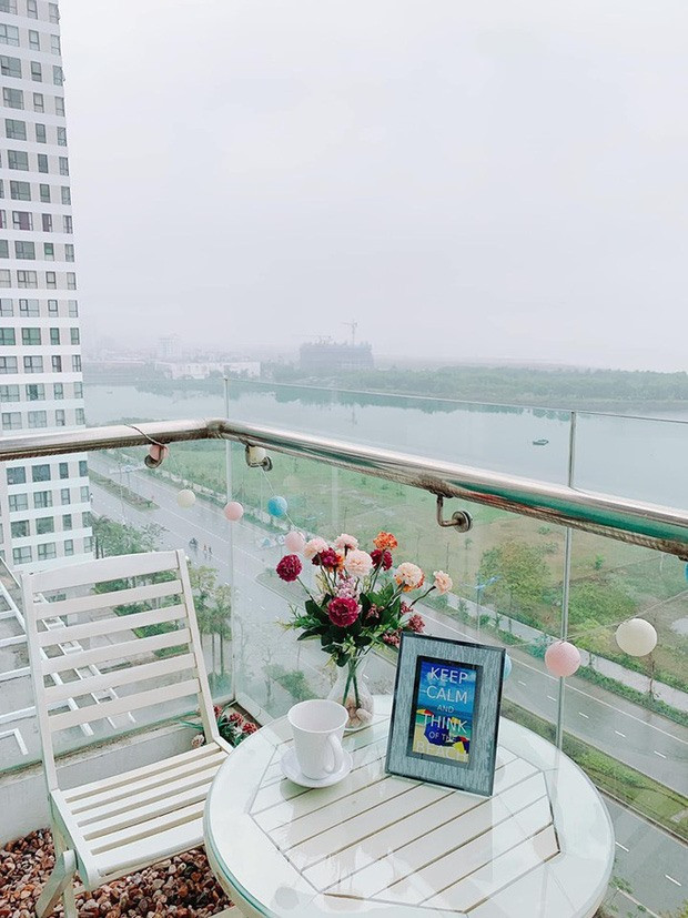 Ban công của căn hộ tại Hà Long khá đẹp, được nàng hậu bài trí một chiếc bàn nhỏ gọn. Ban công của căn hộ tại Hà Long khá đẹp, được nàng hậu bài trí một chiếc bàn nhỏ gọn.