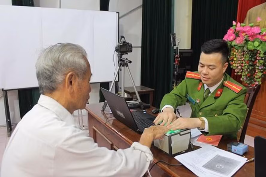  Công an quận Hoàn Kiếm (Hà Nội) cấp căn cước công dân gắn chip cho người dân trên địa bàn. Ảnh: V.Dũng.