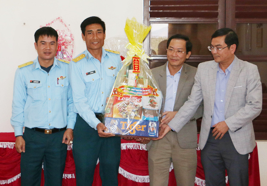 Phó Chủ tịch Thường trực UBND tỉnh thăm, chúc Tết Tiểu đoàn căn cứ Không quân Pleiku. Ảnh: Quang Tấn Thăm, chúc Tết Tiểu đoàn căn cứ Không quân Pleiku. Ảnh: Quang Tấn