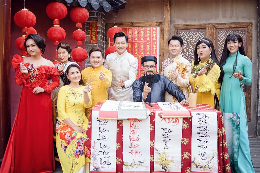 Đi kèm với Nam Cường, Ngọc Lan, các đồng nghiệp khác của họ cũng chung tay trong bộ ảnh Tết này, tạo nên không náo nhiệt của mùa Tết đến xuân về. Đi kèm với Nam Cường, Ngọc Lan, các đồng nghiệp khác của họ cũng chung tay trong bộ ảnh Tết này, tạo nên không náo nhiệt của mùa Tết đến xuân về.