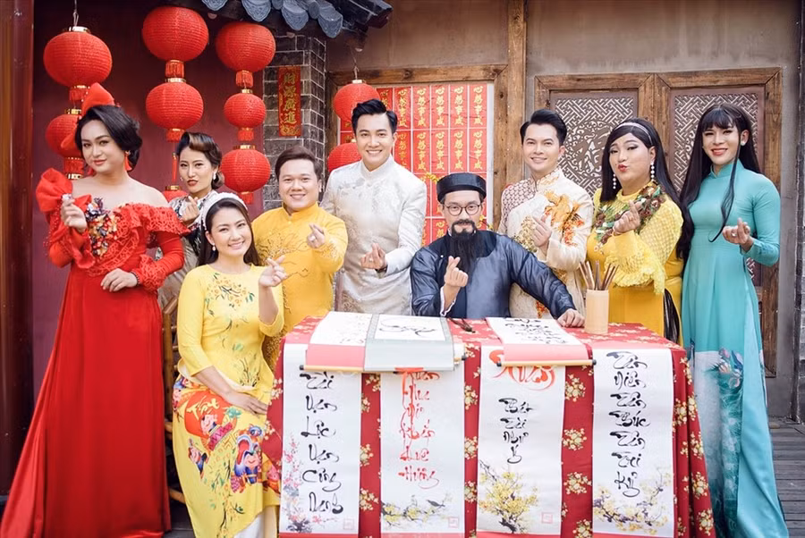 Đi kèm với Nam Cường, Ngọc Lan, các đồng nghiệp khác của họ cũng chung tay trong bộ ảnh Tết này, tạo nên không náo nhiệt của mùa Tết đến xuân về.